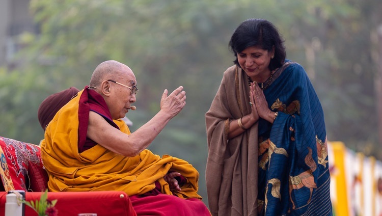 Smt Rashmi Malik, die Direktorin der Salwan Public School, Gurugram, dankt Seiner Heiligkeit dem Dalai Lama am Ende der Veranstaltung in der Salwan Public School in Gurugram, Indien, am 21. Dezember 2022. Foto: Tenzin Choejor