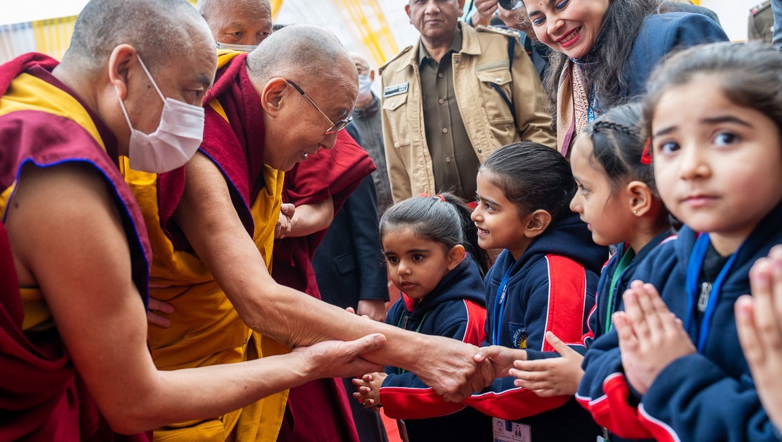 Seine Heiligkeit der Dalai Lama begrüßt die Schüler bei seiner Ankunft an der Salwan Public School in Gurugram, Indien, am 21. Dezember 2022. Foto: Tenzin Choejor