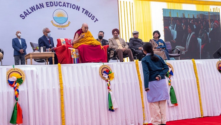 Seine Heiligkeit der Dalai Lama beantwortet die Frage einer Schülerin während des Programms an der Salwan Public School in Gurugram, Indien, am 21. Dezember 2022. Foto: Tenzin Choejor