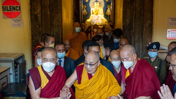 Seine Heiligkeit der Dalai Lama verlässt den Mahabodhi-Tempel in Bodhgaya, Bihar, Indien am 23. Dezember 2022. Foto: Tenzin Choejor