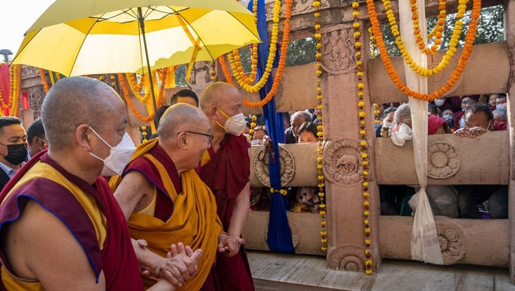 Seine Heiligkeit der Dalai Lama auf der Rückreise zur Residenz nach einer Pilgerfahrt zum Mahabodhi-Tempel in Bodhgaya, Bihar, Indien am 23. Dezember 2022. Foto: Tenzin Choejor