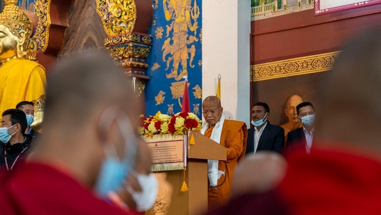 Ven Dr. Phra Bodhinandhamunee, Abt des Wat-pa-Tempels, bei seiner Eröffnungsrede zur Eröffnung des internationalen Bhikkhu-Austauschprogramms in Pali und Sanskrit im Wat-pa Thai-Tempel in Bodhgaya, Bihar, Indien, am 27. Dezember 2022. Foto: Tenzin Choejor