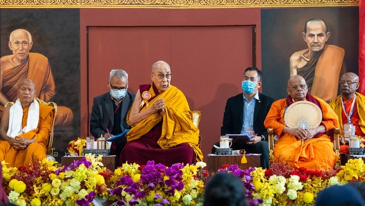 Seine Heiligkeit der Dalai Lama spricht bei der Eröffnung des internationalen Pali- und Sanskrit-Austauschprogramms für Bhikkhus im Wat-pa Thai Tempel in Bodhgaya, Bihar, Indien am 27. Dezember 2022. Foto: Tenzin Choejor