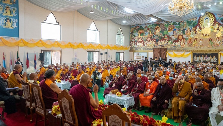 Ein Blick in die Halle des Wat-pa Thai Tempels während der Einweihung des Pali & Sanskrit International Bhikkhu Exchange Program im Wat-pa Thai Tempel in Bodhgaya, Bihar, Indien am 27. Dezember 2022. Foto: Tenzin Choejor