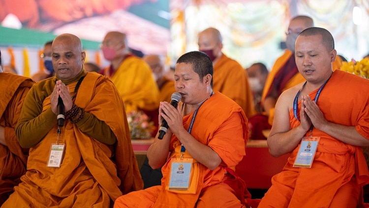 Theravada-Mönche rezitieren das "Karuniya Metta Sutta" in Pali zu Beginn des ersten Tages der Unterweisung Seiner Heiligkeit des Dalai Lama auf dem Kalachakra Teaching Ground in Bodhgaya, Bihar, Indien am 29. Dezember 2022. Foto: Tenzin Choejor