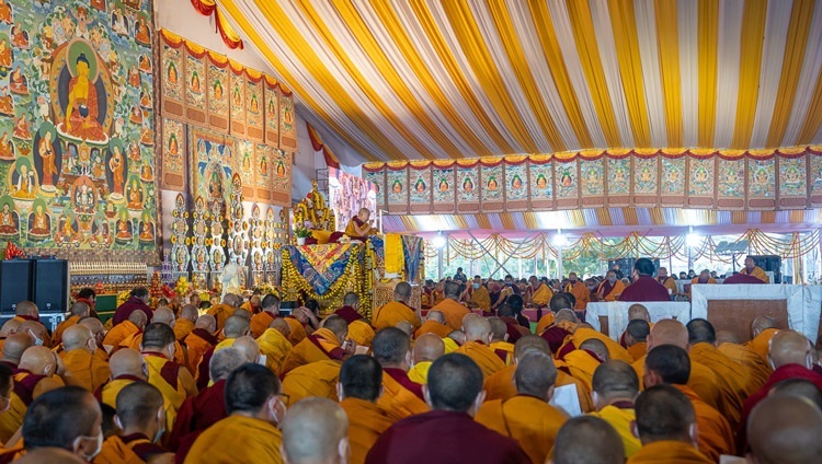 Seine Heiligkeit der Dalai Lama spricht am ersten Tag der Unterweisungen auf dem Kalachakra Teaching Ground in Bodhgaya, Bihar, Indien am 29. Dezember 2022. Foto: Tenzin Choejor