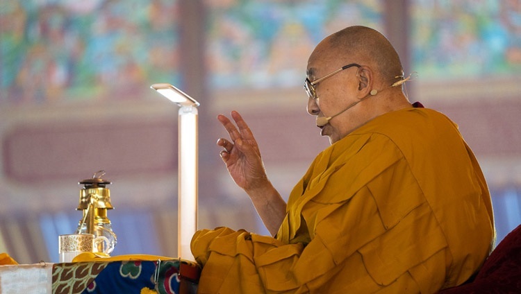 Seine Heiligkeit der Dalai Lama spricht am zweiten Tag der Unterweisungen auf dem Kalachakra-Lehrgelände in Bodhgaya, Bihar, Indien, am 30. Dezember 2022 zu der Menge. Foto: Tenzin Choejor
