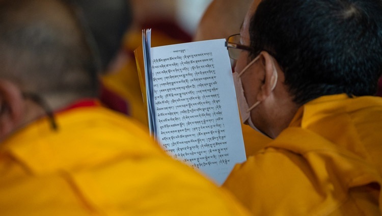 Mönche im Publikum, die Nagarjunas "Kommentar zum erwachenden Geist" folgen, den Seine Heiligkeit der Dalai Lama am zweiten Tag der Unterweisungen in Bodhgaya, Bihar, Indien am 30. Dezember 2022 lehrt. Foto: Tenzin Choejor