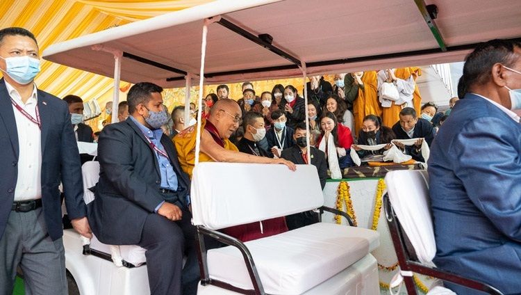 Seine Heiligkeit der Dalai Lama kehrt am Ende des zweiten Tages der Unterweisungen auf dem Kalachakra Teaching Ground in Bodhgaya, Bihar, Indien, am 30. Dezember 2022 in seine Residenz im tibetischen Kloster zurück. Foto von Tenzin Choejor