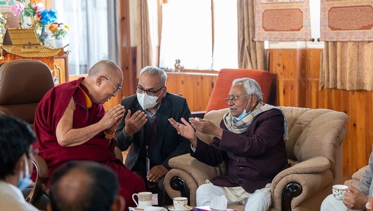 Seine Heiligkeit der Dalai Lama im Gespräch mit dem Ministerpräsidenten von Bihar, Nitish Kumar, in der Residenz Seiner Heiligkeit im tibetischen Kloster in Bodhgaya, Bihar, Indien, am 30. Dezember 2022. Foto: Tenzin Choejor