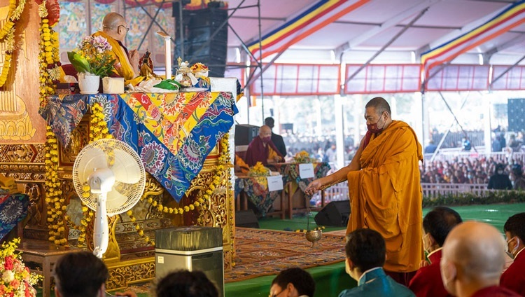 Seine Heiligkeit der Dalai Lama bei den vorbereitenden Riten zur Erteilung der Erlaubnis von 21 Taras am dritten Tag der Unterweisungen auf dem Kalachakra-Lehrgelände in Bodhgaya, Bihar, Indien am 31. Dezember 2022. Foto: Tenzin Choejor