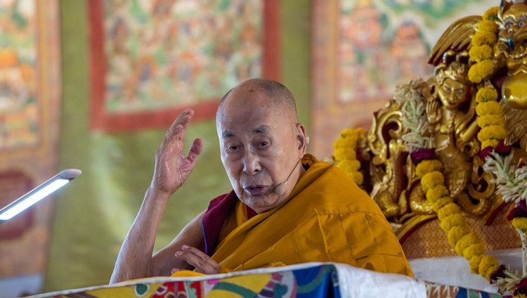 Seine Heiligkeit der Dalai Lama spricht zu den Teilnehmenden am dritten Tag der Unterweisungen auf dem Kalachakra Teaching Ground in Bodhgaya, Bihar, Indien am 31. Dezember 2022. Foto: Tenzin Choejor