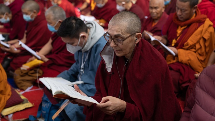 Teilnehmende folgen dem Text "Kommentar zu Bodhichitta" von Nagarjuna am dritten Tag der Unterweisungen Seiner Heiligkeit des Dalai Lama auf dem Kalachakra-Lehrgelände in Bodhgaya, Bihar, Indien am 31. Dezember 2022. Foto: Tenzin Choejor