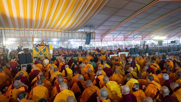 Ein Blick auf die Bühne des Kalachakra-Unterweisungsgeländes während der Langlebensgebete für Seine Heiligkeit den Dalai Lama durch die Geluk-Tradition in Bodhgaya, Bihar, Indien am 1. Januar 2023. Foto: Tenzin Choejor
