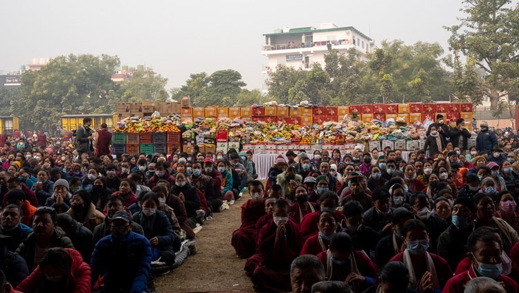 Teilnehmende verfolgen die Gebete für ein langes Leben für Seine Heiligkeit den Dalai Lama in Bodhgaya, Bihar, Indien am 1. Januar 2023. Foto: Tenzin Choejor