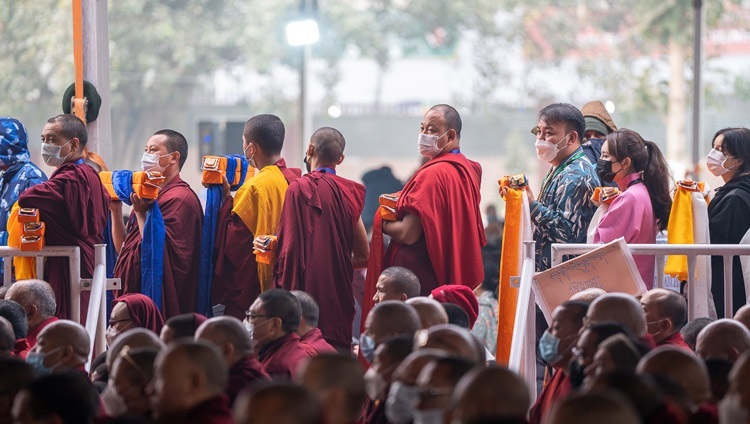 Teilnehmende tragen symbolische Opfergaben während des Gebets für ein langes Leben für Seine Heiligkeit den Dalai Lama in Bodhgaya, Bihar, Indien am 1. Januar 2023. Foto: Tenzin Choejor
