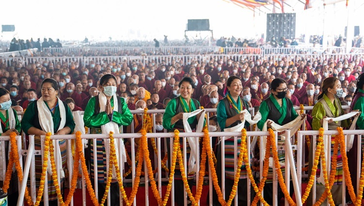 Tibetische Künstlerinnen und Künstler treten auf während der Langlebenszeremonie für Seine Heiligkeit den Dalai Lama in Bodhgaya, Bihar, Indien am 1. Januar 2023. Foto: Tenzin Choejor