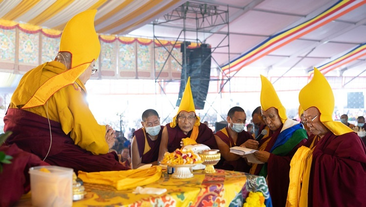 Gaden Tri Rinpoché liest eine Würdigung des Lebens Seiner Heiligkeit des Dalai Lama und bittet ihn um ein langes Leben während des Langlebensgebets auf dem Kalachakra-Unterweisungsgelände in Bodhgaya, Bihar, Indien am 1. Januar 2023. Foto: Tenzin Choejor