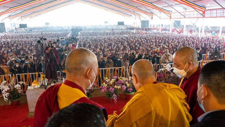 Seine Heiligkeit der Dalai Lama verabschiedet sich am Ende der Langlebenszeremonie von den Teilnehmenden in Bodhgaya, Bihar, Indien am 1. Januar 2023. Foto: Tenzin Choejor