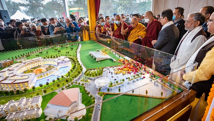 Seine Heiligkeit der Dalai Lama segnet ein Modell des geplanten Gebäudes, bevor er auf der Bühne bei der Grundsteinlegung des Dalai Lama Centre for Tibetan & Indian Ancient Wisdom in Bodhgaya, Bihar, Indien am 3. Januar 2023 Platz nimmt. Foto: Tenzin Choejor