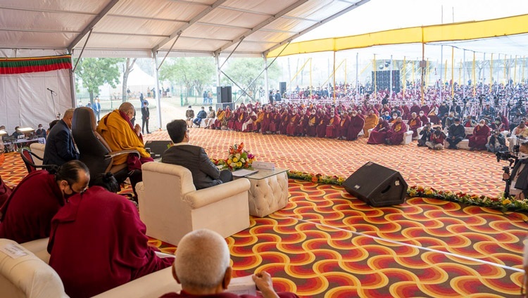 Blick von der Bühne während der Rede Seiner Heiligkeit des Dalai Lama bei der Grundsteinlegungszeremonie des Dalai Lama Centre for Tibetan & Indian Ancient Wisdom in Bodhgaya, Bihar, Indien am 3. Januar 2023. Foto: Tenzin Choejor