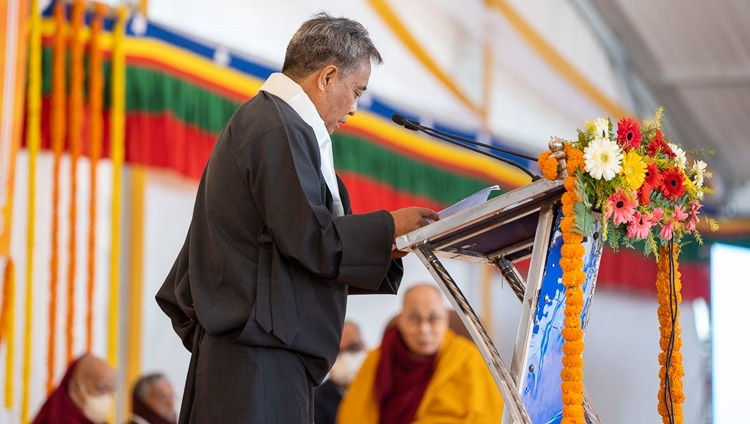 Karma Chungdak mit Dankesworten zum Abschluss der Grundsteinlegungszeremonie des Dalai Lama Centre for Tibetan & Indian Ancient Wisdom in Bodhgaya, Bihar, Indien am 3. Januar 2023. Foto: Tenzin Choejor