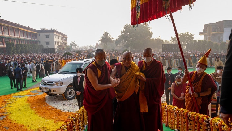 Seine Heiligkeit der Dalai Lama bei der Ankunft zur Langlebenszeremonie im Kloster Palyul Namdroling in Bodhgaya, Bihar, Indien am 18. Januar 2023. Foto: Tenzin Choejor