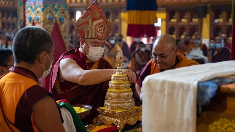 Shechen Rabjam Rinpoché bringt Seiner Heiligkeit dem Dalai Lama ein Mandala während der Langlebensgebete von Mitgliedern der Nyingma-Tradition im Kloster Palyul Namdroling in Bodhgaya, Bihar, Indien am 18. Januar 2023 dar. Foto: Tenzin Choejor