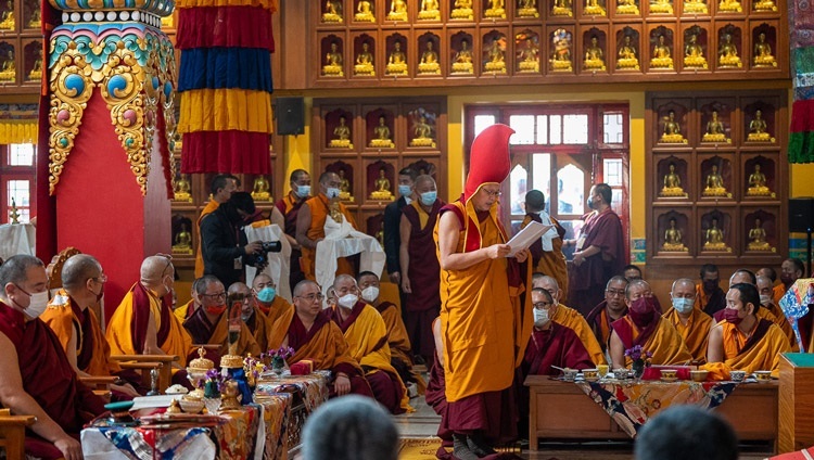 Kunsang Dechen, Abt des Klosters Namdroling, rezitiert während der Langlebensgebete im Kloster Palyul Namdroling in Bodhgaya, Bihar, Indien, am 18. Januar 2023 eine Hommage an Seine Heiligkeit den Dalai Lama, verbunden mit der Bitte, dass er lange lebe. Foto von Tenzin Choejor