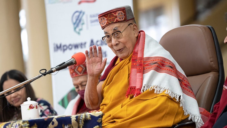 Seine Heiligkeit der Dalai Lama trägt eine traditionelle Himachali-Mütze und einen Schal, die ihm der Vorsitzende von M3M zu Beginn ihres Treffens im Hof des tibetischen Haupttempels in Dharamsala, Indien, am 28. Februar 2023 überreicht. Foto: Tenzin Choejor