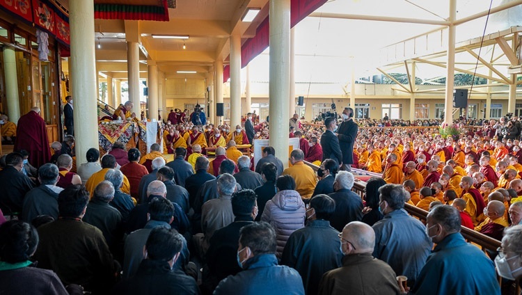 Teilnehmende verfolgen die Unterweisungen Seiner Heiligkeit des Dalai Lama im Tsuglagkhang, in Dharamsala, HP, Indien am 7. März 2023. Foto: Tenzin Choejor
