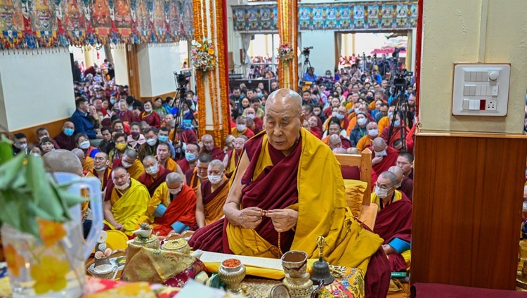 Seine Heiligkeit der Dalai Lama während den Vorbereitungen für die Einweihung im tibetischen Haupttempel, in Dharamsala, HP, Indien am 9. März 2023. Foto: Ehrw. Zamling Norbu