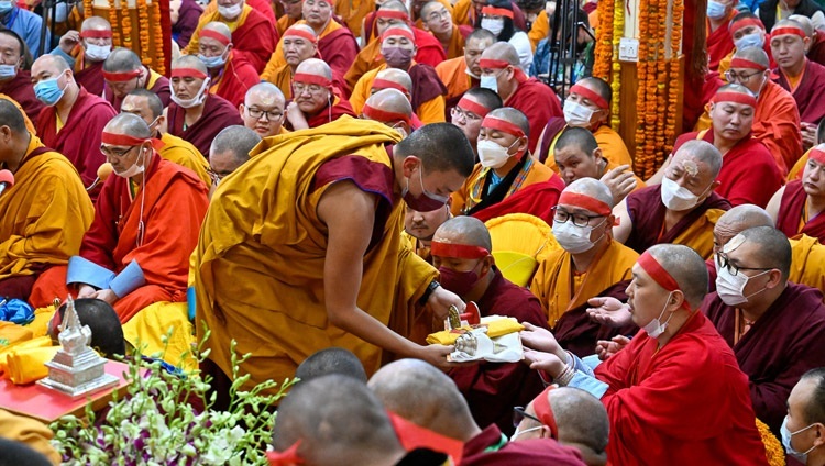 Teilnehmende berühren rituelle Objekte während der Einweihung im tibetischen Haupttempel, in Dharamsala, HP, Indien am 9. März 2023. Foto: Ehrw. Zamling Norbu