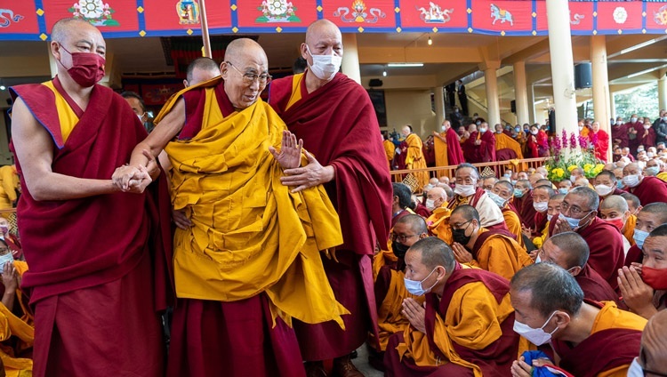 Seine Heiligkeit der Dalai Lama verlässt nach den Unterweisungen den Hof des Tsuglagkhang, in Dharamsala, HP, Indien am 7. März 2023. Foto: Tenzin Choejor