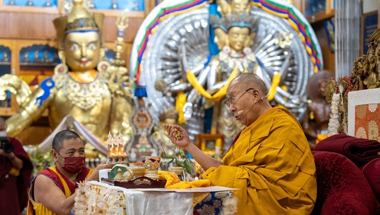 Seine Heiligkeit der Dalai Lama spricht über die Einweihung im tibetischen Haupttempel in Dharamsala, HP, Indien am 8. März 2023. Foto: Tenzin Choejor