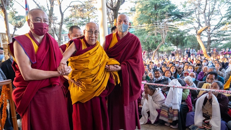 Seine Heiligkeit der Dalai Lama bei der Ankunft im Hof des Tsuglagkhang in Dharamsala, HP, Indien am 8. März 2023. Foto: Tenzin Choejor