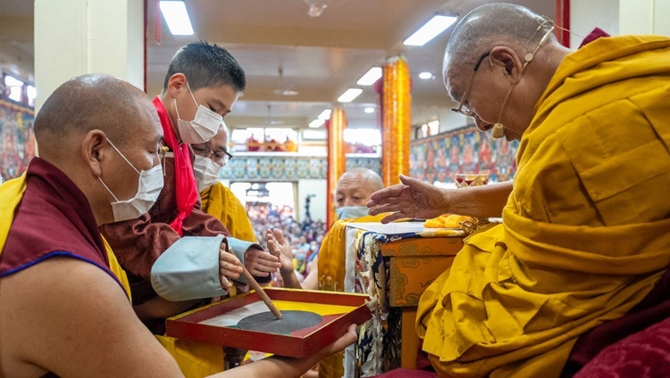 Die Reinkarnation von Khalkha Jetsun Dhampa Rinpoché aus der Mongolei wirft einen Zahnstock als Teil der Vorbereitungsprozeduren für die Chakrasamvara-Ermächtigung im Tsuglagkhang in Dharamsala, HP, Indien am 8. März 2023. Foto: Tenzin Choejor