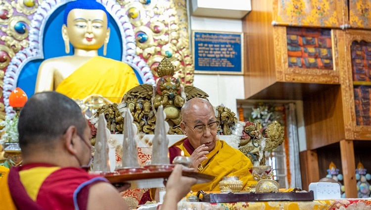 Seine Heiligkeit der Dalai Lama opfert rituelle Kuchen an diejenigen, die die Durchführung der Chakrasamvara-Ermächtigung im Tsulagkhang in Dharamsala, Indien, am 9. März 2023 beeinträchtigen könnten. Foto: Tenzin Choejor