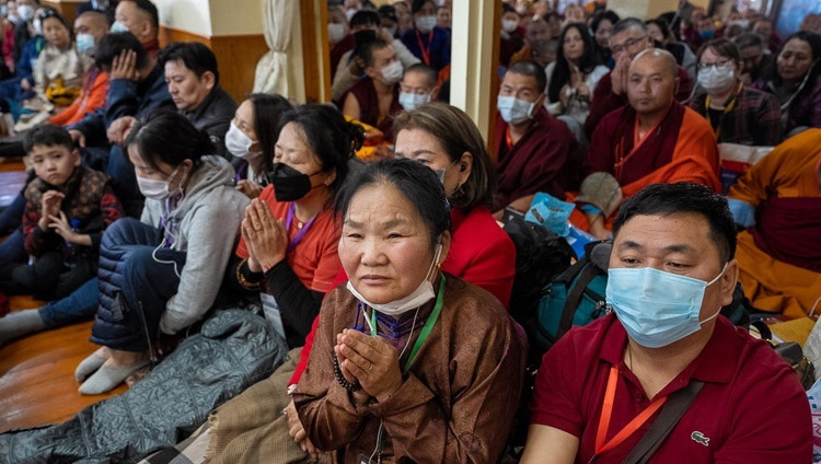 Teilnehmende während der Einweihungszeremonie im tibetischen Haupttempel in Dharamsala, HP, Indien am 9. März 2023. Foto: Tenzin Choejor