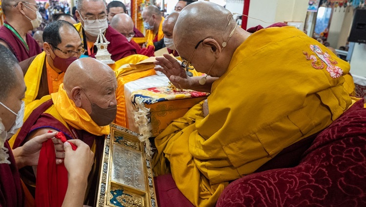 Teilnehmende aus der Mongolei überreichen Seiner Heiligkeit dem Dalai Lama traditionelle Opfergaben am Ende der Einweihung in Dharamsala, HP, Indien am 9. März 2023. Foto: Tenzin Choejor