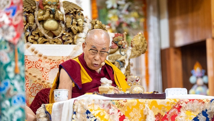 Seine Heiligkeit der Dalai Lama bei der Verleihung der Chakrasamvara-Ermächtigung im Tsulagkhang in Dharamsala, HP, Indien am 9. März 2023. Foto: Tenzin Choejor