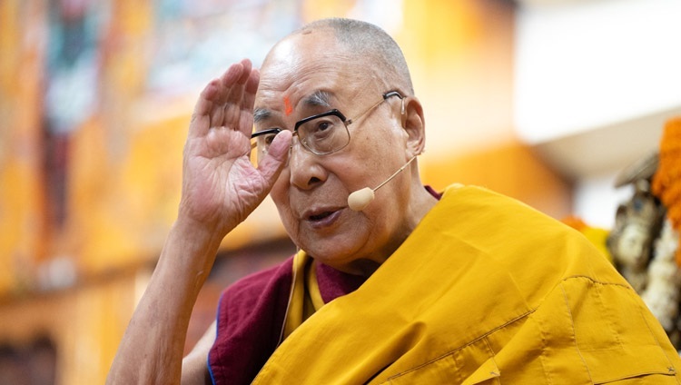 Seine Heiligkeit der Dalai Lama spricht zu den Teilnehmenden der Langlebenszeremonie in Dharamsala, HP, Indien am 15. März 2023. Foto: Tenzin Choejor