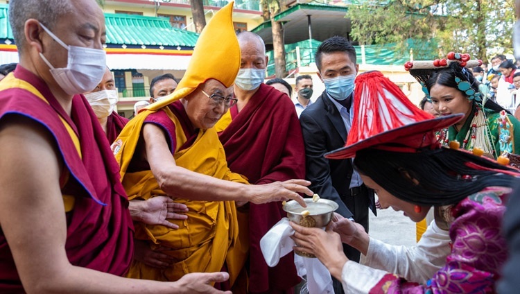 KünstlerInnen des tibetischen Instituts für darstellende Kunst bereiten Seiner Heiligkeit dem Dalai Lama bei seiner Ankunft im tibetischen Haupttempel in Dharamsala, HP, Indien, am 15. März 2023 einen traditionellen Empfang. Foto: Tenzin Choejor