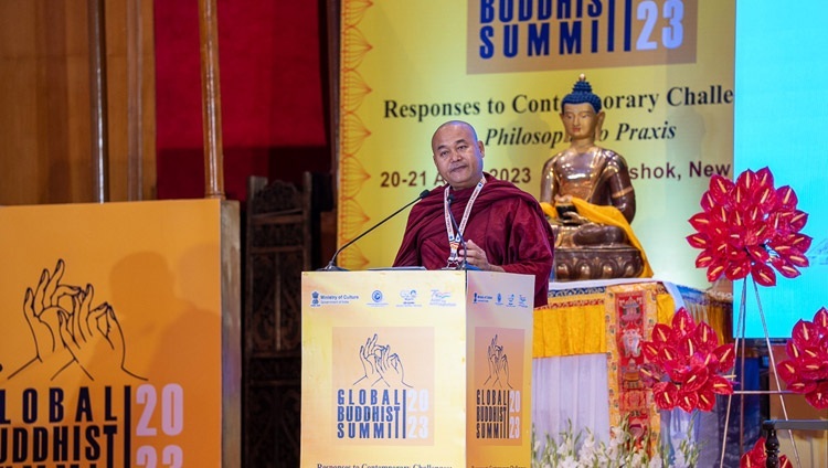 Ven Dr. Dhammapiya, Generalsekretär des IBC, bei der Eröffnung des Globalen Buddhistischen Gipfels 2023 im Ashok Hotel in Neu-Delhi, Indien, am 21. April 2023. Foto: Tenzin Choejor