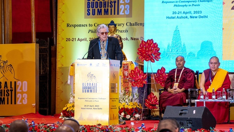 Prof. Robert Thurman, Vertreter des akademischen Studiums des Buddhismus, spricht am 21. April 2023 auf dem Global Buddhist Summit 2023 im Ashok Hotel in Neu-Delhi, Indien. Foto: Tenzin Choejor
