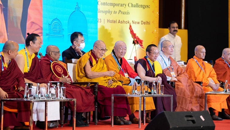 Seine Heiligkeit der Dalai Lama spricht am 21. April 2023 auf dem Globalen Buddhistischen Gipfel 2023 im Ashok Hotel in Neu-Delhi, Indien, zu der Versammlung. Foto: Tenzin Choejor