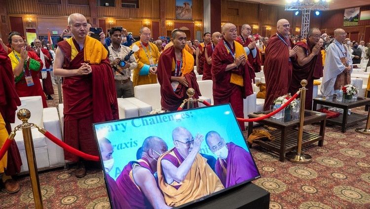 Die Delegierten des Globalen Buddhistischen Gipfels 2023 stehen auf, als Seine Heiligkeit der Dalai Lama am 21. April 2023 in der Tagungshalle des Ashok Hotels in Neu-Delhi, Indien, eintrifft. Foto: Tenzin Choejor