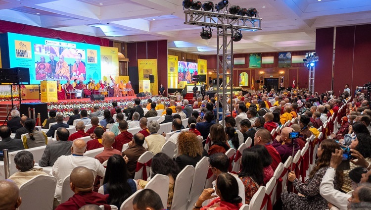Ein Blick in den Tagungssaal des Ashok Hotels während des Globalen Buddhistischen Gipfels 2023 in Neu-Delhi, Indien, am 21. April 2023. Foto von Tenzin Choejor