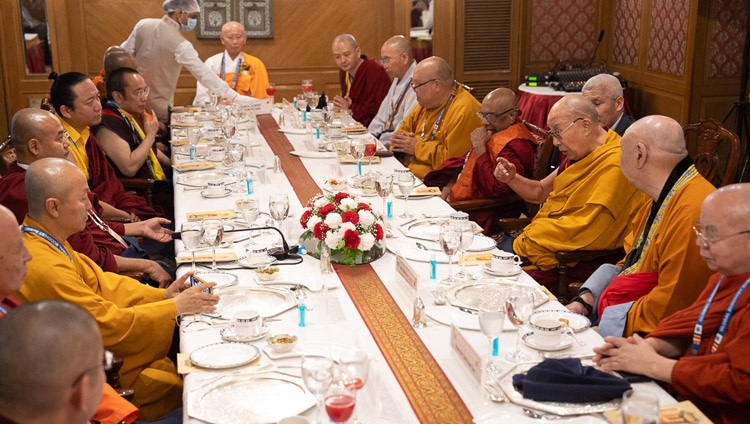Seine Heiligkeit der Dalai Lama mit den Vorsitzenden der internationalen buddhistischen Delegationen, die am Globalen Buddhistischen Gipfel 2023 teilnehmen, beim Mittagessen im Ashok Hotel in Neu-Delhi, Indien, am 21. April 2023. Foto: Tenzin Choejor