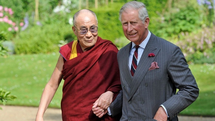 Seine Heiligkeit der Dalai Lama und Prinz Charles beim Spaziergang auf dem Gelände des Clarence House in London, Großbritannien, am 21. Juni 2012.